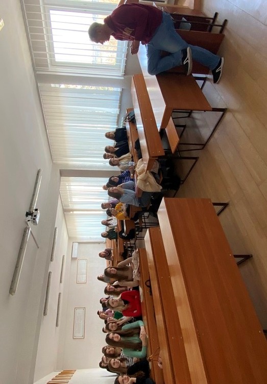 науковець проводить бесіду із студентами кафедри